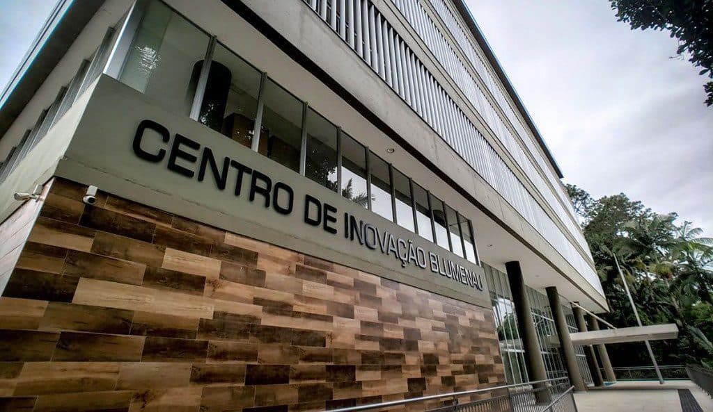 Summit Vale Europeu aborda Inteligência Artificial e inovação para fortalecer economia regional