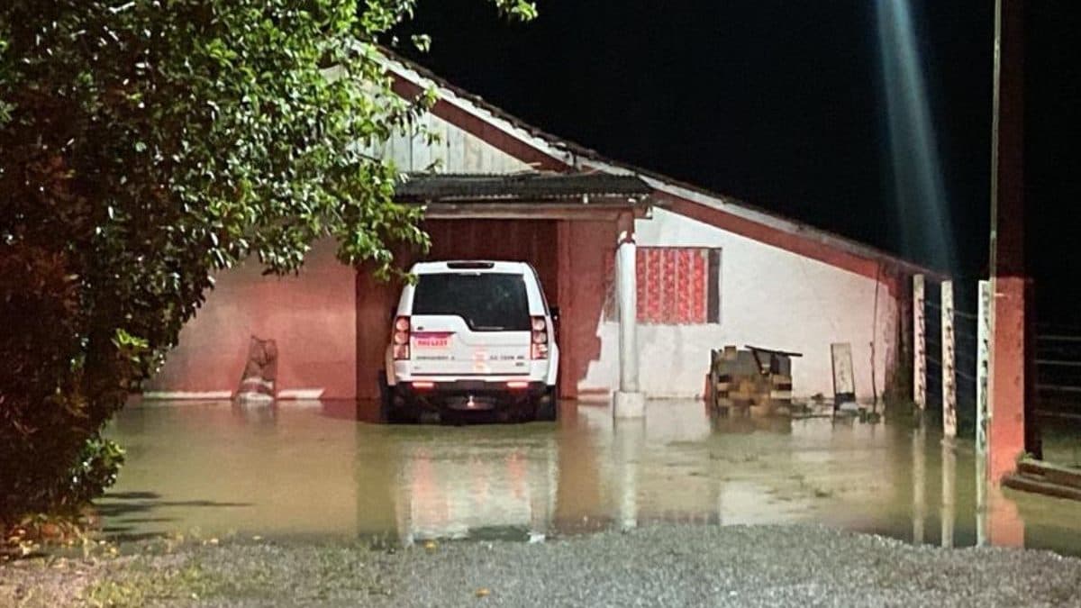 VÍDEO – Chuva forte fecha unidades de saúde e causa transtorno em SC