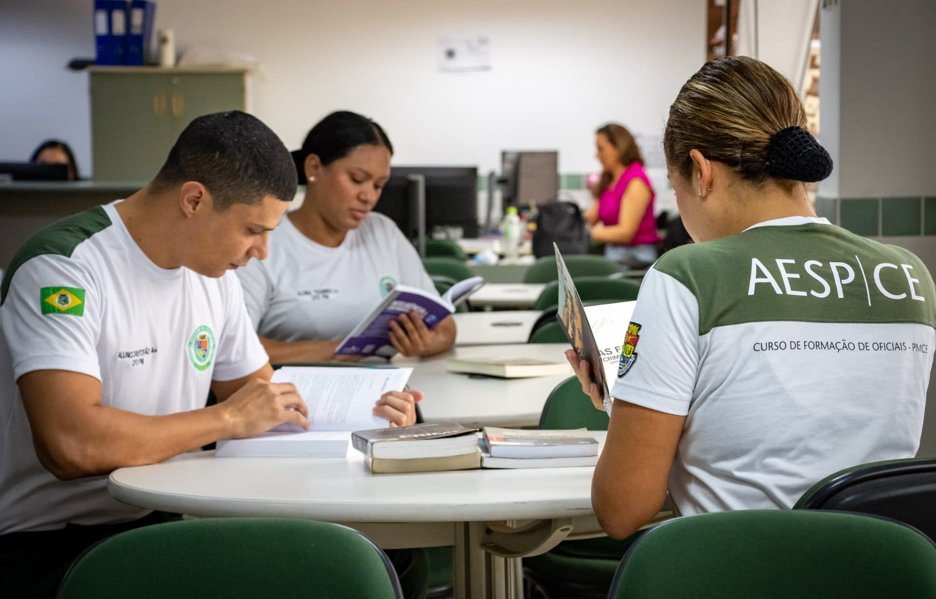 Biblioteca da Aesp/CE amplia acervo e fortalece a formação continuada - Academia Estadual de Segurança Pública do Ceará