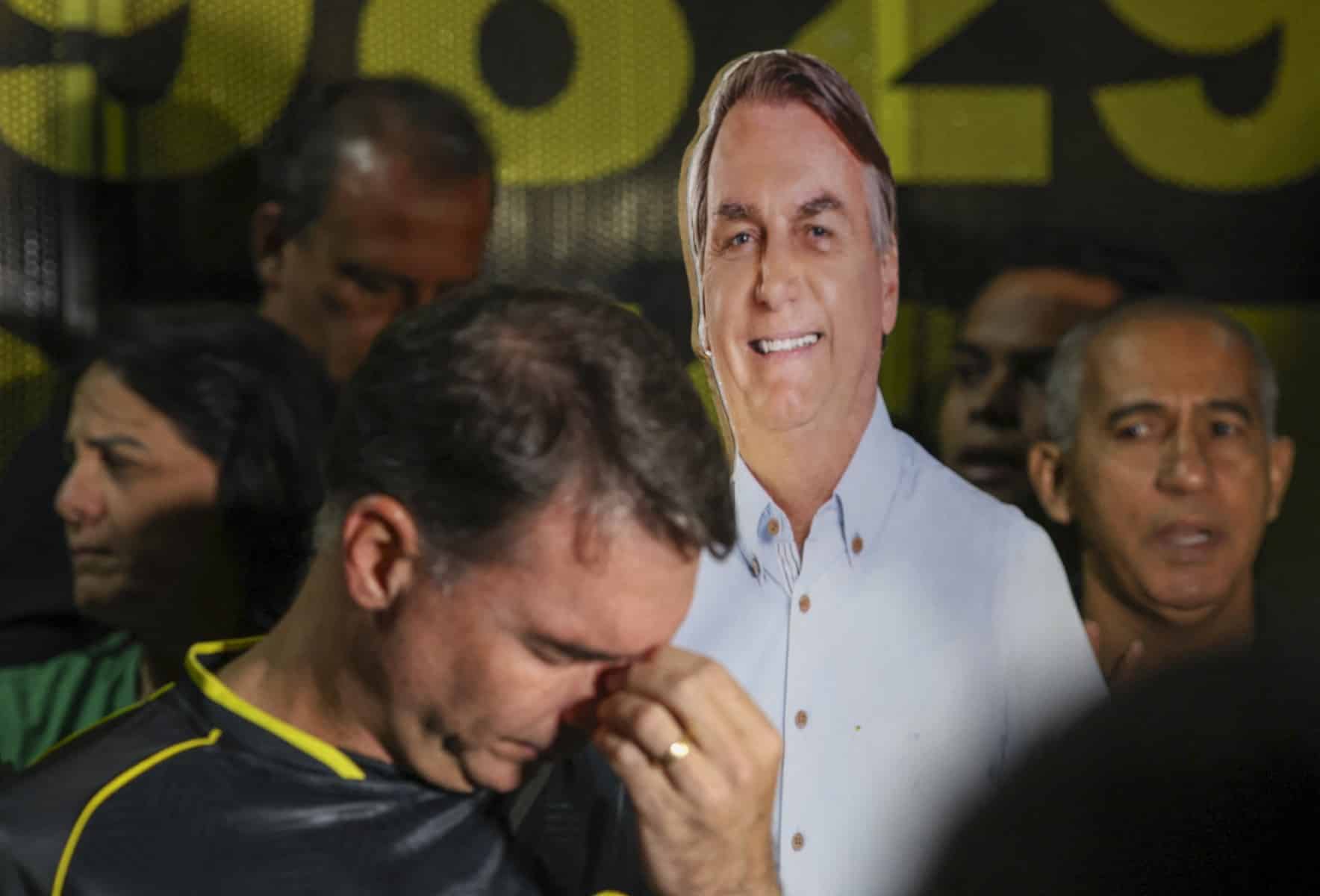 Clã Bolsonaro sob risco: Ex-presidente avaliza carta de Flávio após alerta sobre perda de mandatos em 2026