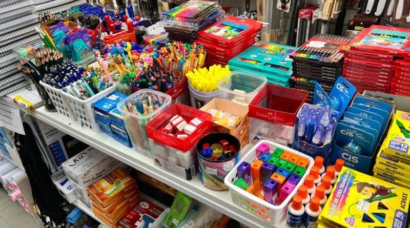 Alunos de cidade de SC recebem R$ 220 para compra de material escolar; veja como garantir